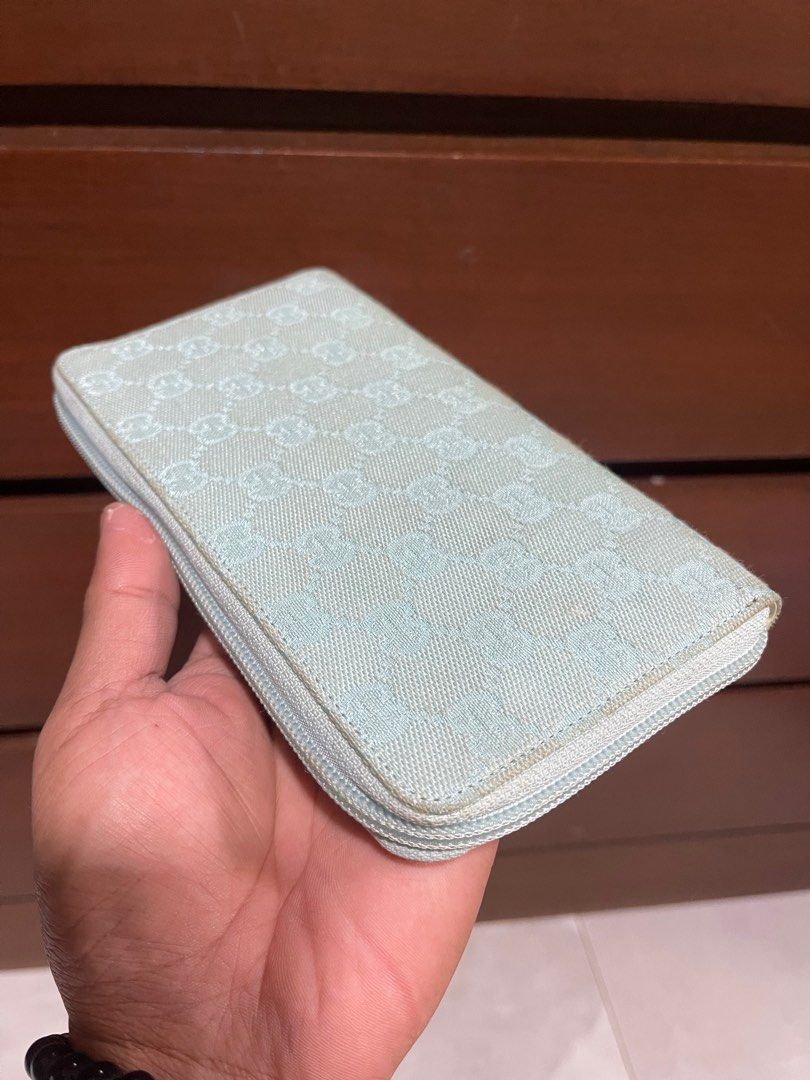 Gucci Zip Around Bifold Wallet (Category: Luxury Bags & Wallets) located in Bacnotan. Submitted by anosellmo (Listing ID 1408163769, Image 3). Description: In great condition No fades on canvass Clean.