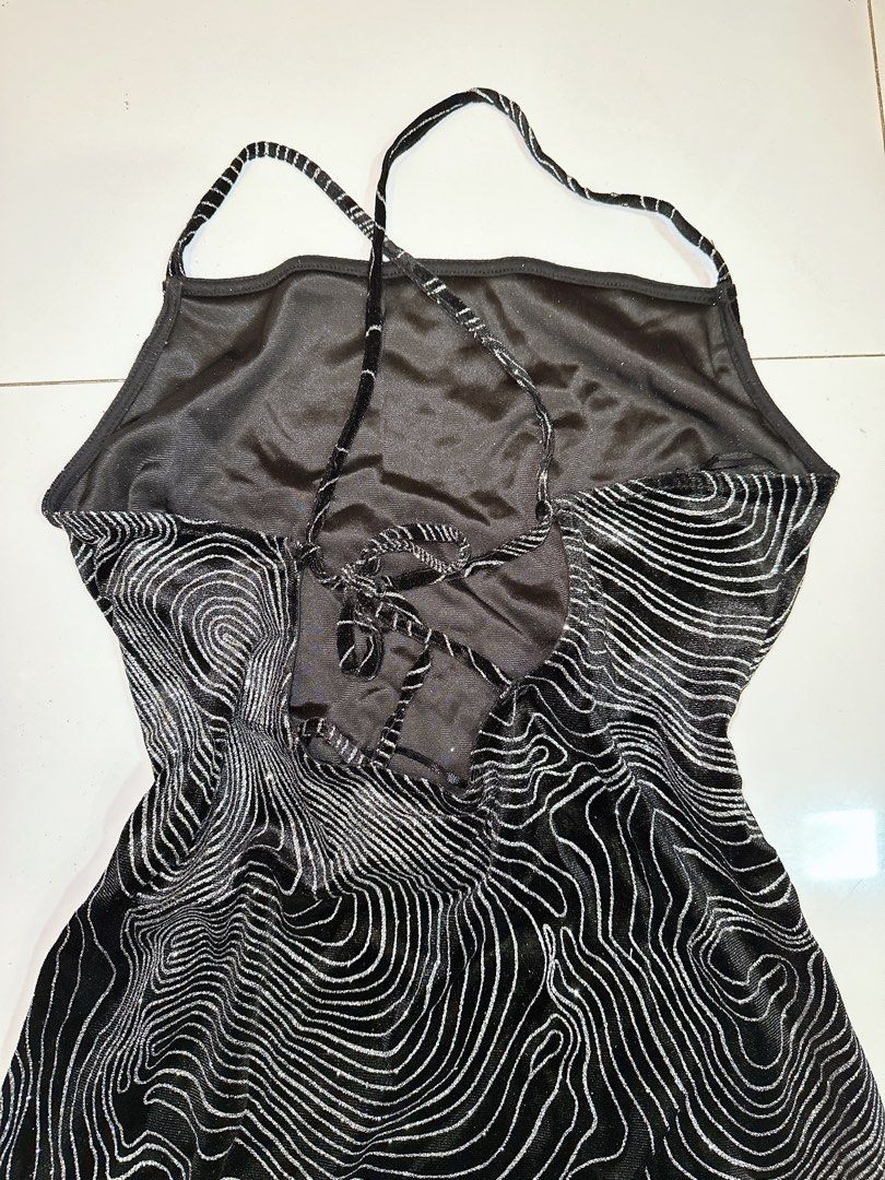 H&M Black and White Patterned Silver Glitter Dress (Category: Dresses) located in Marikina City. Submitted by prelovedbyerickaa (Listing ID 1408262040, Image 3). Description: – 10/10 🌟 Onhand – No return, no exchange, & no refund 🤍 – SF NOT included – MOP: BDO/ gcash – MOD: lalamove/ j&t - H&M Black and White Patterned Dress - Silver glitter detail - Halter neck design - Low back - Size M - Soft, possibly velvet-like material - Fitted silhouett