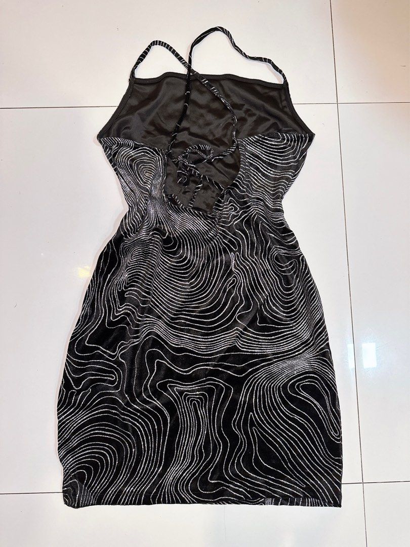 H&M Black and White Patterned Silver Glitter Dress (Category: Dresses) located in Marikina City. Submitted by prelovedbyerickaa (Listing ID 1408262040, Image 2). Description: – 10/10 🌟 Onhand – No return, no exchange, & no refund 🤍 – SF NOT included – MOP: BDO/ gcash – MOD: lalamove/ j&t - H&M Black and White Patterned Dress - Silver glitter detail - Halter neck design - Low back - Size M - Soft, possibly velvet-like material - Fitted silhouett