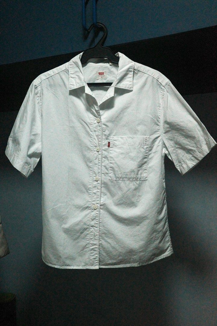 Levi's Alfie Shirt XS (Category: Shirts) located in Quezon City. Submitted by kitkat0328 (Listing ID 1408217480, Image 1). Description: - Levi's white oversized shirt - Size: XS - Features a chest pocket with the Levi's red tab - Button-down closure - Classic collar - Made in San Francisco, California - only worn once.