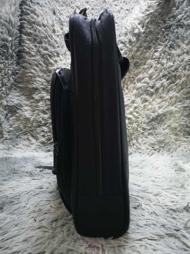 Lightweight Black Top Handle Laptop Bag (Category: Laptop Bags & Sleeves) located in Santa Cruz. Submitted by jmy_surplus.2 (Listing ID 1408167896, Image 3). Description: Size ; L - 13 W - 17 Color ; Black Type ; Laptop bag Brand ; No brand Material ; Nylon Style ; Black Laptop bag LR 43 JMY 1 Batch #172.