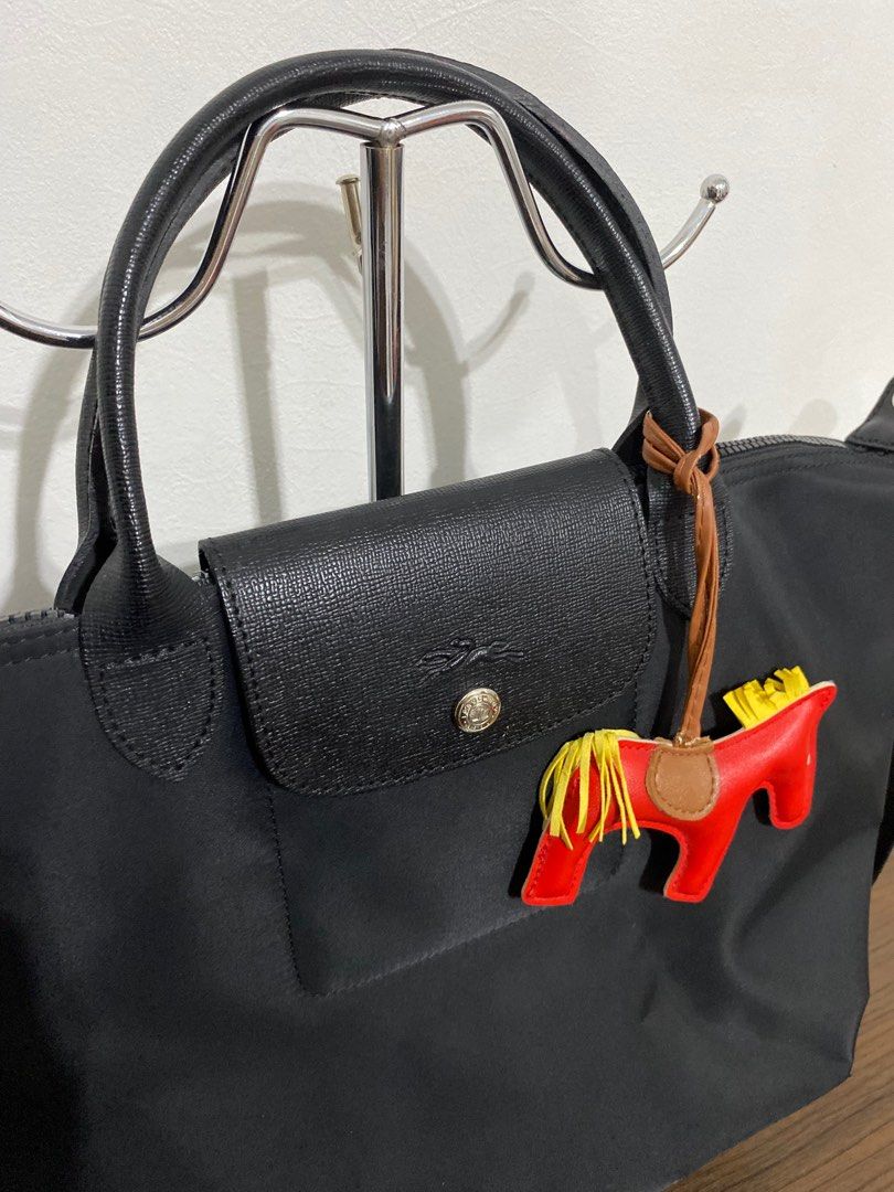 Longchamp Le Pliage (Category: Luxury Bags & Wallets) located in Bulacan. Submitted by knklittlecloset (Listing ID 1408166074, Image 2). Description: Longchamp Le Pliage Excellent to like new condition No flaws With dustbag and sling Dimensions : 32 cm (L) x 28 cm (H) x 17 cm (W) Three times ko lang ata ito nagamit Bought from a pasabuy on IG a few years back. .