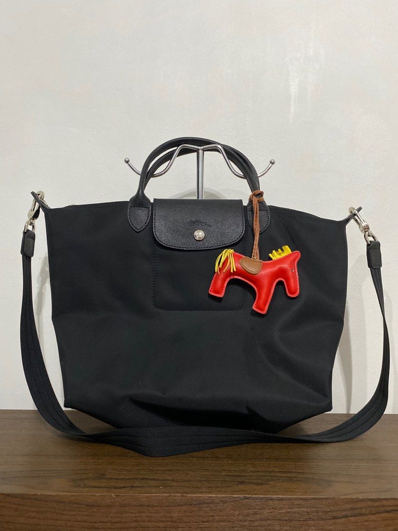 Longchamp Le Pliage (Category: Luxury Bags & Wallets) located in Bulacan. Submitted by knklittlecloset (Listing ID 1408166074, Image 1). Description: Longchamp Le Pliage Excellent to like new condition No flaws With dustbag and sling Dimensions : 32 cm (L) x 28 cm (H) x 17 cm (W) Three times ko lang ata ito nagamit Bought from a pasabuy on IG a few years back. .