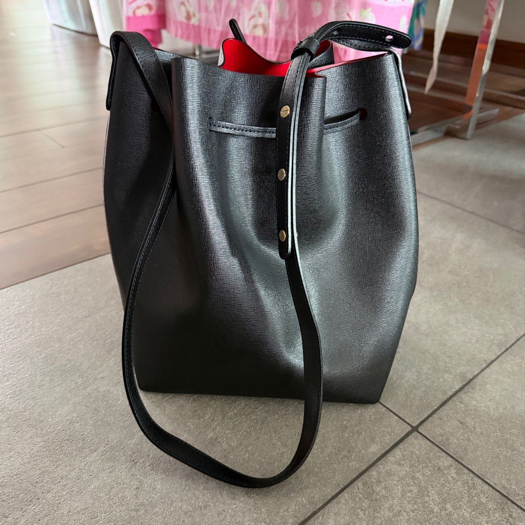 Mansur Gavriel Black Bucket Bag (Category: Luxury Bags & Wallets) located in Quezon City. Submitted by prelovedbygirliess (Listing ID 1408175631, Image 2). Description: .