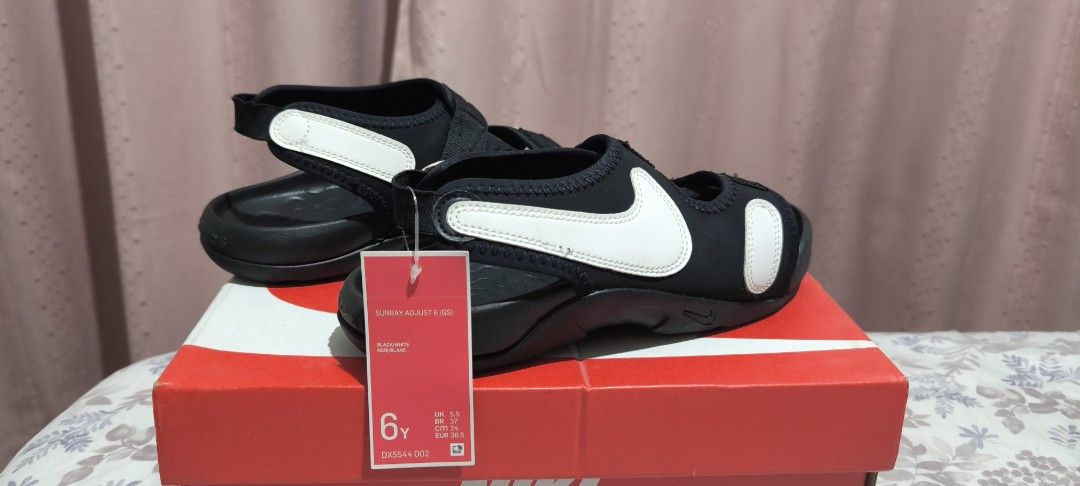 Nike Sunray Protect 2 Sandals - Black/White (Category: Babies & Kids Fashion) located in Paranaque City. Submitted by cherishop.ph (Listing ID 1408180934, Image 2). Description: - Nike Sunray Protect 2 sandals - Color: Black and White - Size: 6Y - Durable design - Comfortable fit - Includes original box with tag - gender neutral Pwde pang regalo, pick up and pay. 📍 Arista Place, Parañaque.