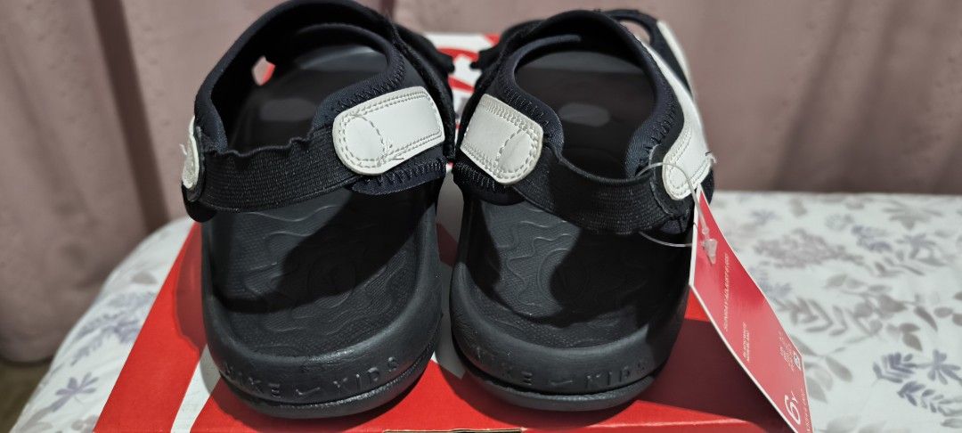 Nike Sunray Protect 2 Sandals - Black/White (Category: Babies & Kids Fashion) located in Paranaque City. Submitted by cherishop.ph (Listing ID 1408180934, Image 3). Description: - Nike Sunray Protect 2 sandals - Color: Black and White - Size: 6Y - Durable design - Comfortable fit - Includes original box with tag - gender neutral Pwde pang regalo, pick up and pay. 📍 Arista Place, Parañaque.