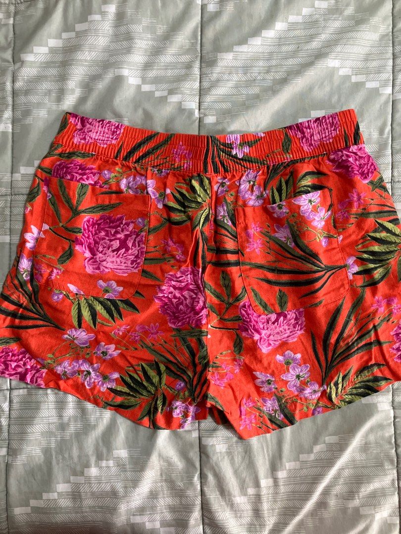 Old Navy Floral Shorts - Size L (Category: Shorts) located in Binan City. Submitted by mrsjca (Listing ID 1408158140, Image 2). Description: - Bright orange floral shorts - cotton linen fabric - Size: Large - Elastic waistband, measures 17” across - two pockets - Made in Vietnam.