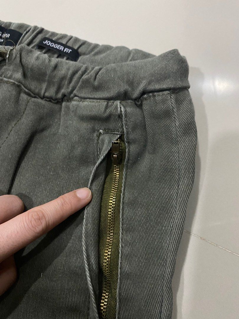 Pull & Bear Jogger Fit Pants - Size S unisex (Category: Joggers) located in Cavite. Submitted by SunnySkiesAHEADbyMariz (Listing ID 1408254787, Image 3). Description: - Pull & Bear jogger pants - Size: S size 28 - Comfortable jogger fit - Elastic waistband with drawstring - Two zippered pockets - Unique stitched knee details - Perfect for casual wear.