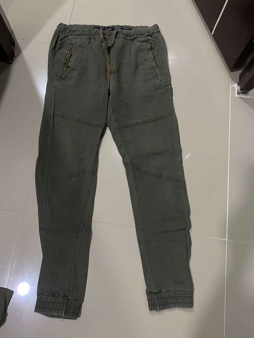 Pull & Bear Jogger Fit Pants - Size S unisex (Category: Joggers) located in Cavite. Submitted by SunnySkiesAHEADbyMariz (Listing ID 1408254787, Image 1). Description: - Pull & Bear jogger pants - Size: S size 28 - Comfortable jogger fit - Elastic waistband with drawstring - Two zippered pockets - Unique stitched knee details - Perfect for casual wear.
