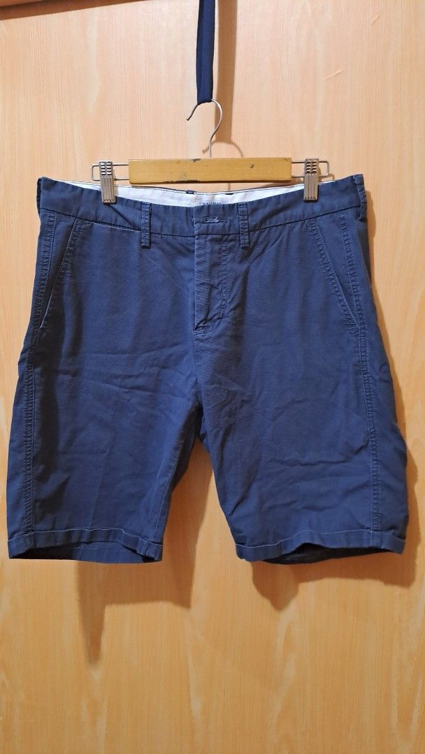 Pull&Bear Classic Fit Shorts - Size 31 (Category: Shorts) located in Las Pinas. Submitted by beng2024 (Listing ID 1408183121, Image 1). Description: - Pull&Bear shorts in navy blue - Classic fit - Size 31 - Button and zipper closure - Two front pockets and two back pockets - EUR 40 waist 32" length 18".