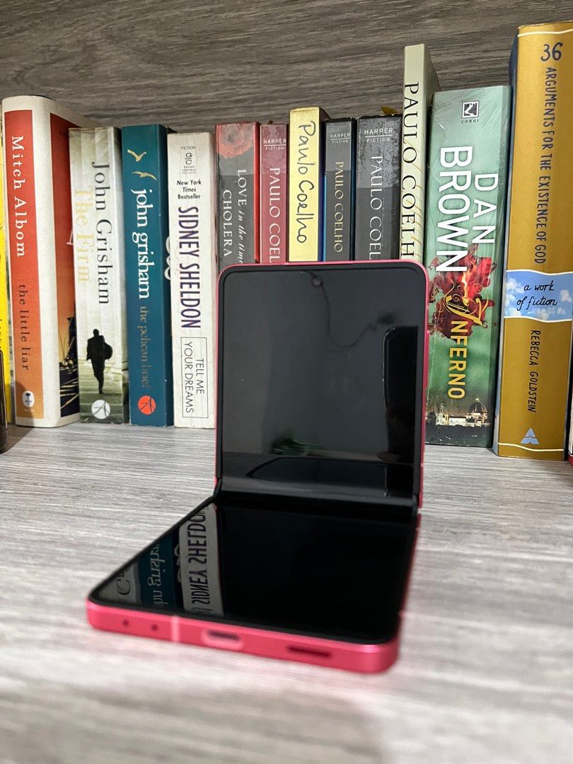 Samsung Galaxy Z Flip 7 (Category: Cases & Sleeves) located in Cebu City. Submitted by fdeeann (Listing ID 1408144030, Image 2). Description: 🏷️ ₱59,000 (original price 70,990) ✅ 256 GB ✅ 101% Original ✅ Bought from physical Samsung store ✅ More than 1-month old (bought on October 20th) RFS: going back to iPhone plus needs funds also ✅ NO issues, 101% in mint condition since it’s barely used ✅ Under warranty ‼️ For specs, please check online 📍L