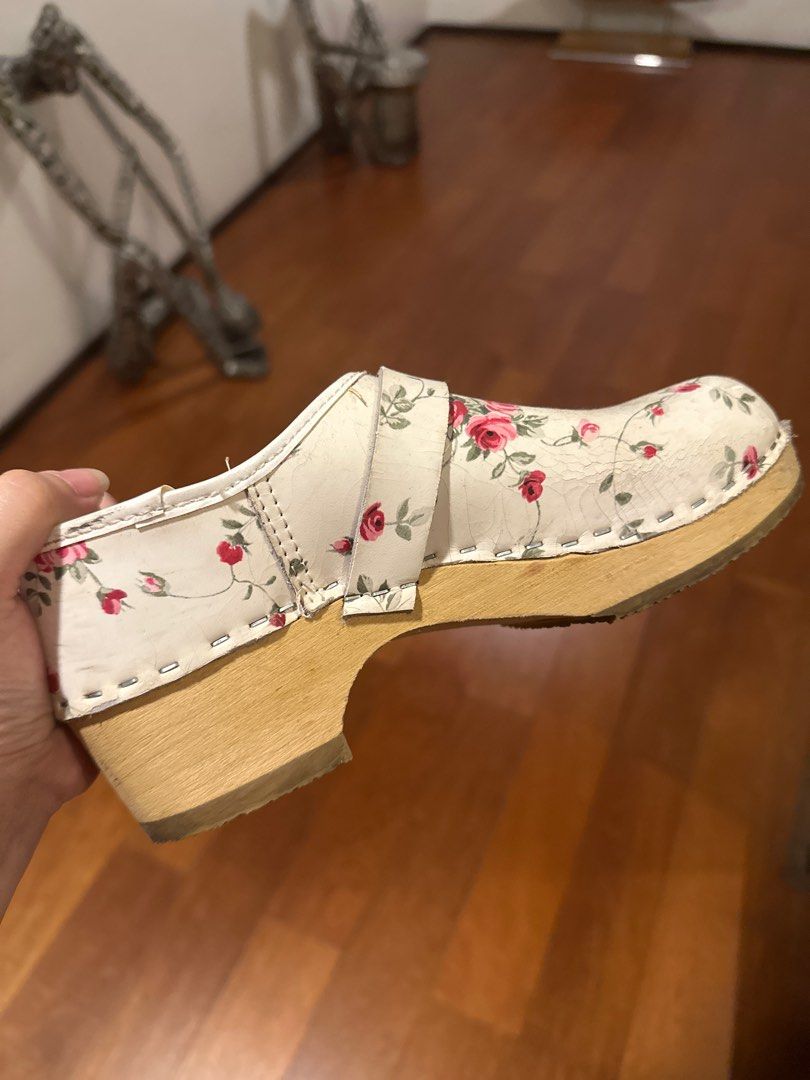 Simson Floral Clogs (Category: Slippers and slides) located in Quezon City. Submitted by alysstrade (Listing ID 1408268953, Image 2). Description: - Simson clogs - Floral pattern on white - Wooden sole - Includes a strap - Made in Holland - Brand and size details visible inside.