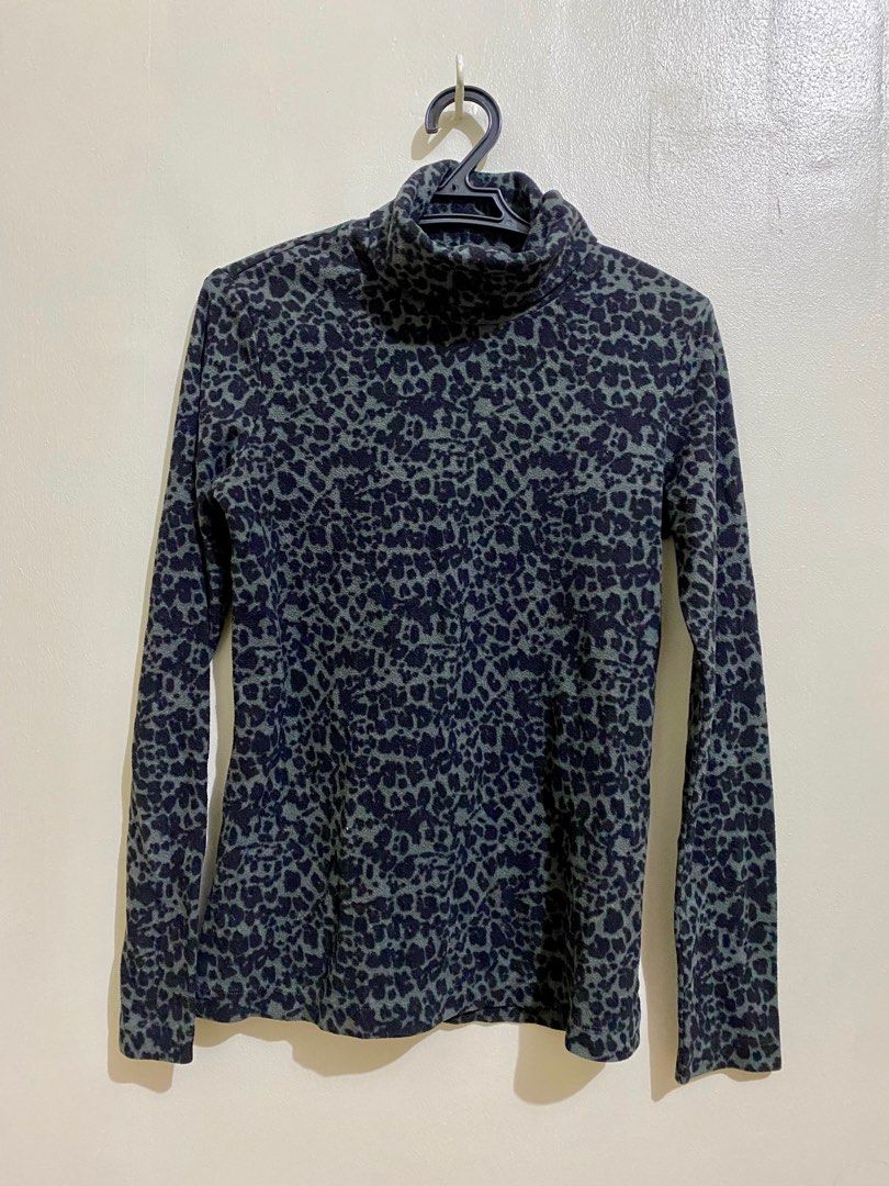 Uniqlo Heattech Fleece Turtleneck (Category: Longsleeves) located in Pasig City. Submitted by tesoritos.ph (Listing ID 1408226751, Image 1). Description: - Uniqlo Heattech fleece turtleneck - Leopard print design - Size: Small (S) - Long-sleeved - Turtleneck collar -MOP GCash.