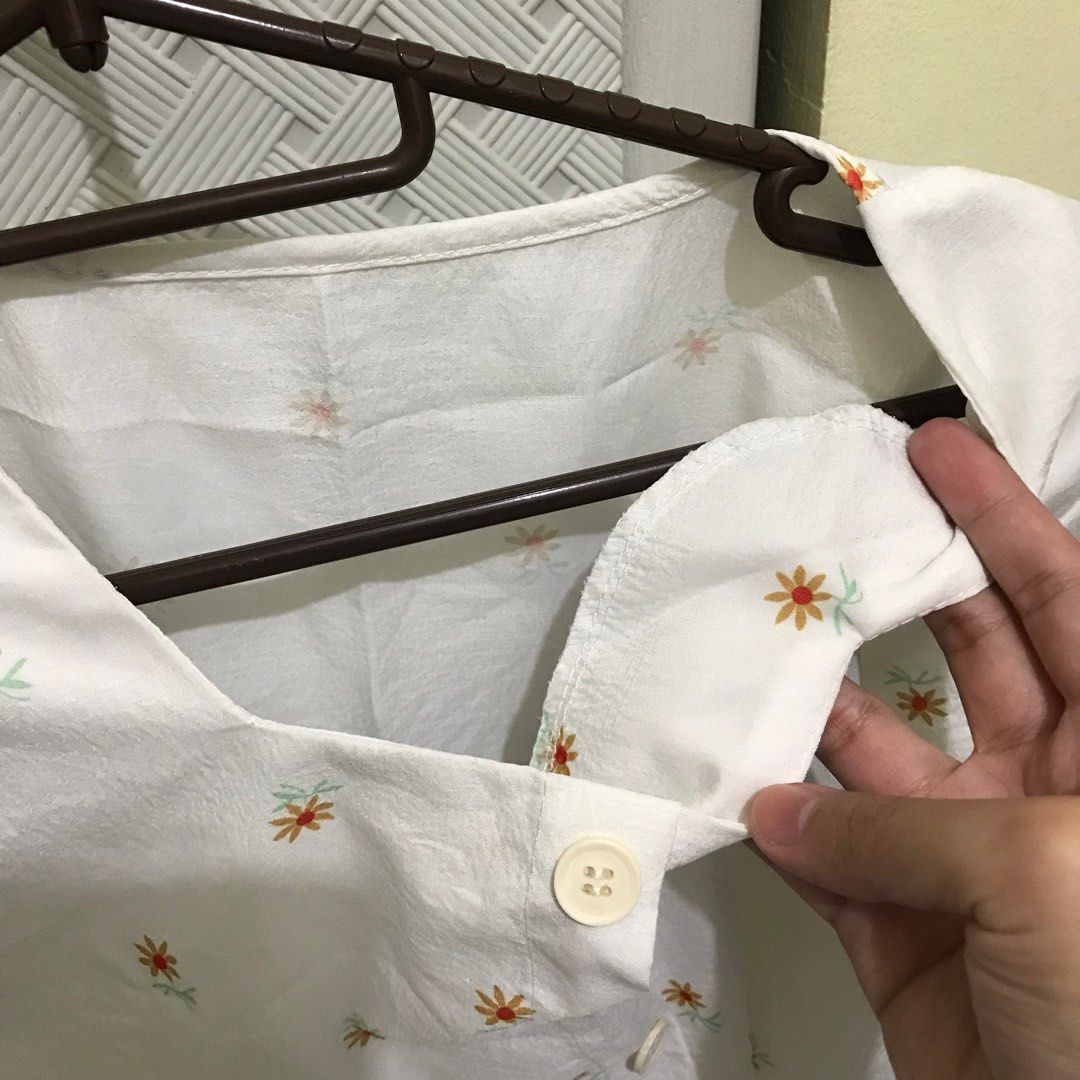 White floral semi crop top (Category: Blouses) located in Manila. Submitted by bbeeaa (Listing ID 1408247820, Image 3). Description: Thrifted but never worn after buying Thin fabric but not see through .