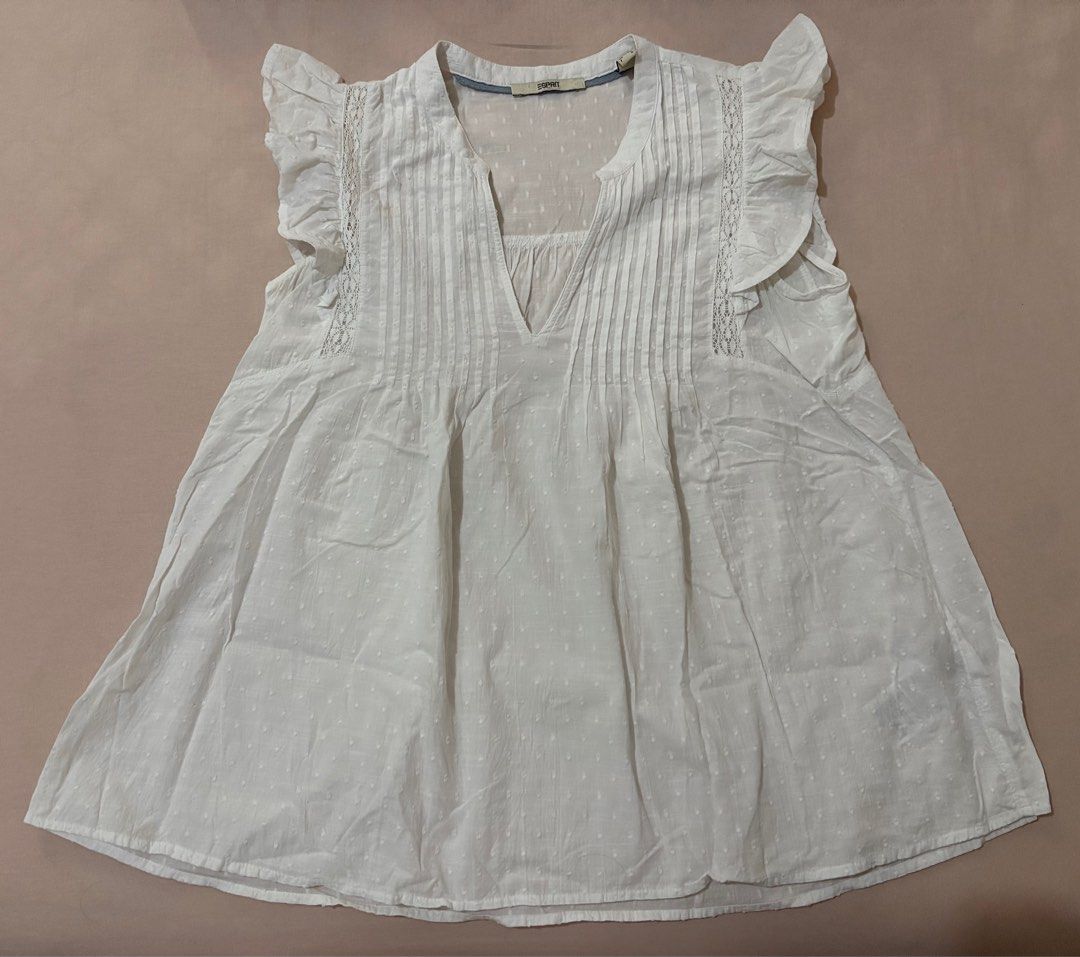 White Women’s Tops (Category: Sleeveless) located in Cainta. Submitted by casacart (Listing ID 1408202685, Image 2). Description: White sleeveless tops 📌 Esprit top (XS): V-neck, ruffle details 📌 H&M Divided top (S): Button details, peplum hem, smock back, never used - Both have a flowy design - Perfect for a casual, breezy style.