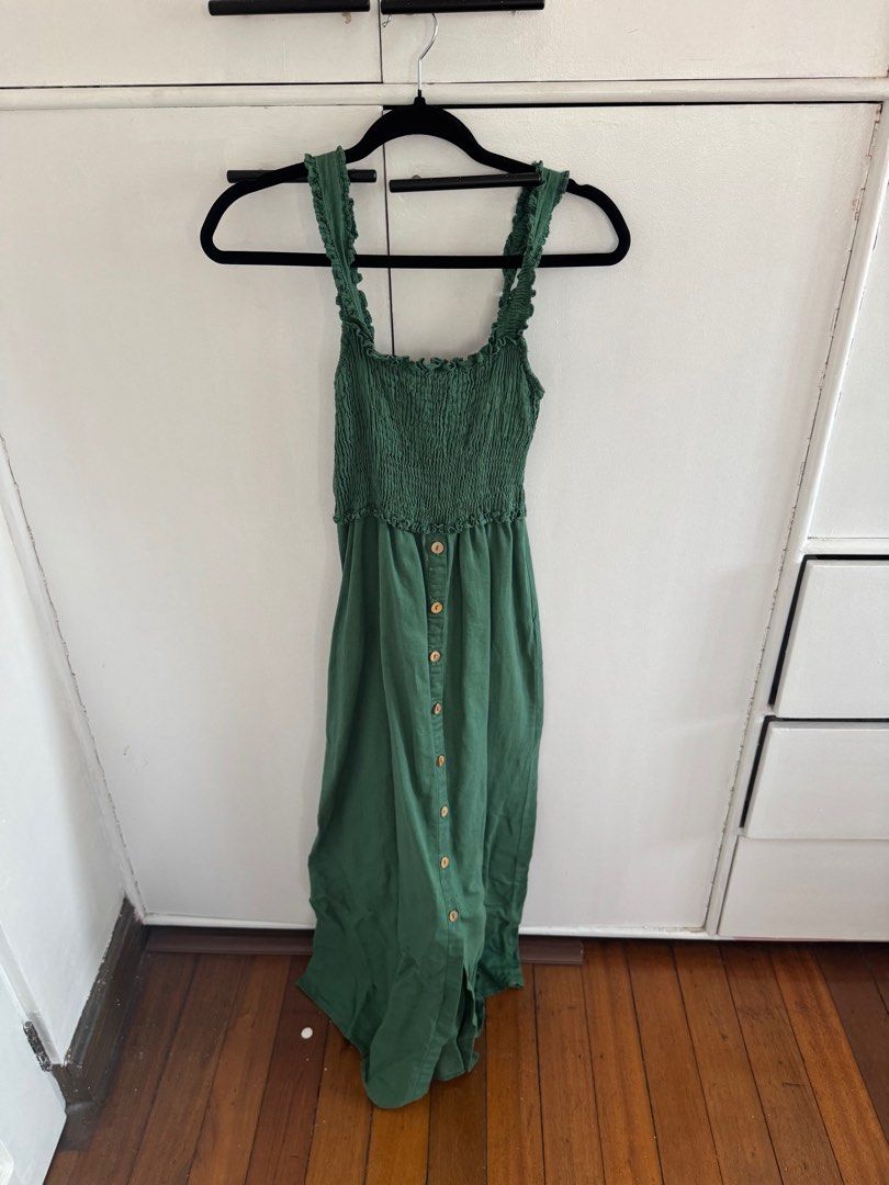 Zara Green Dress (Category: Dresses) located in Quezon City. Submitted by prebys (Listing ID 1408127527, Image 1). Description: - Used once.