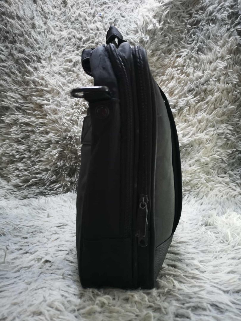 Zipper Closure Laptop Bag (Category: Laptop Bags & Sleeves) located in Santa Cruz. Submitted by jmy_surplus.2 (Listing ID 1408166995, Image 3). Description: Size ; L - 12 W - 15 Color ; Black Type ; Laptop bag Brand ; No brand Material ; Nylon Style ; Black Laptop Bag LR 43 JMY 1 Batch #172.