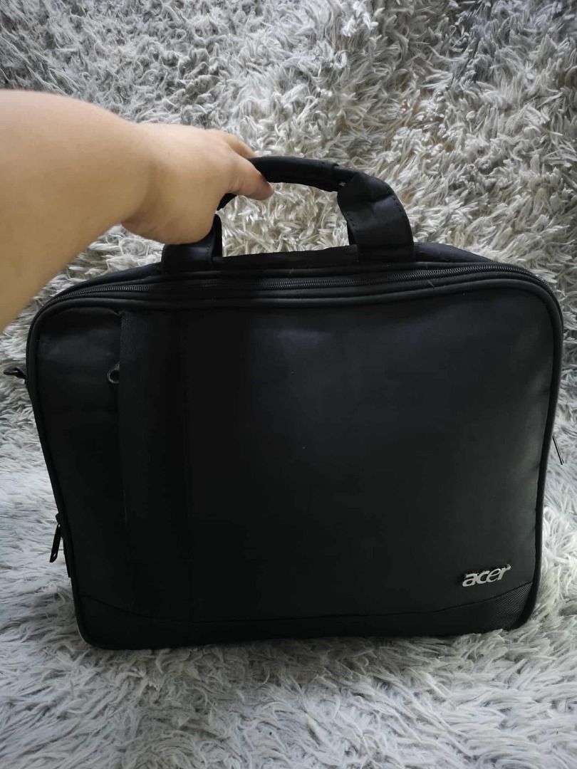 Zipper Closure Laptop Bag (Category: Laptop Bags & Sleeves) located in Santa Cruz. Submitted by jmy_surplus.2 (Listing ID 1408166995, Image 2). Description: Size ; L - 12 W - 15 Color ; Black Type ; Laptop bag Brand ; No brand Material ; Nylon Style ; Black Laptop Bag LR 43 JMY 1 Batch #172.