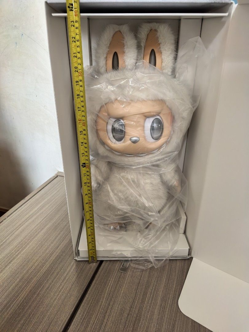 全新 labubu 天使大公仔 （分類：設計師玩具及盲盒）位於 Hong Kong。 由 saib123 提交（商品編號 1408331849，圖片 2）。簡介： 全新正品，有盒有原裝袋，大約60cm高。
