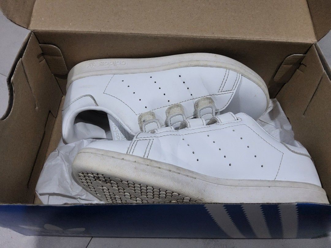 Adidas Stan Smith CF C FX7535 US 13.5 (Category: Babies & Kids Fashion) located in Taytay. Submitted by chi.locker (Listing ID 1408313981, Image 2). Description: Adidas Stan Smith CF C shoes in white. Features three velcro straps for closure. The size is 13.5 US. The shoes have some wear and tear, as shown in the images..