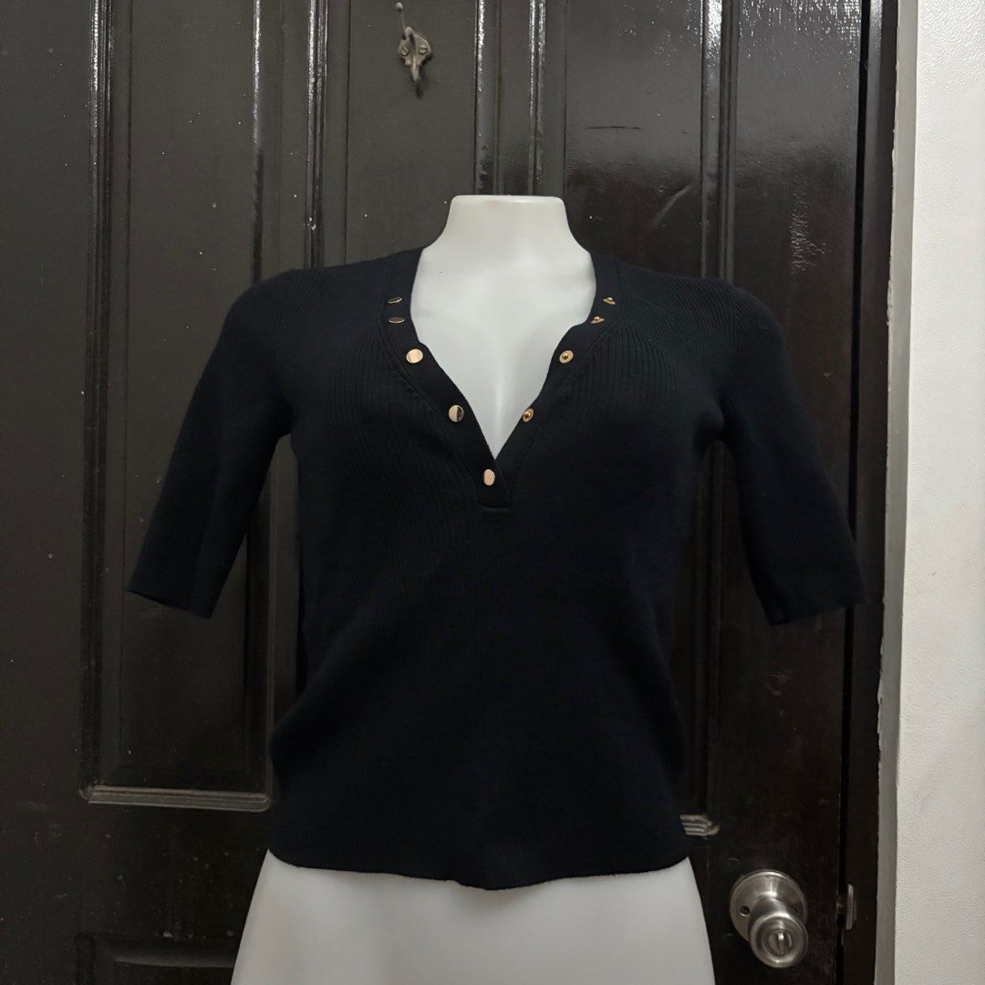 Anko Black Ribbed Top with Gold Buttons (Category: Sleeveless) located in Manila. Submitted by weya_ (Listing ID 1408487042, Image 1). Description: .