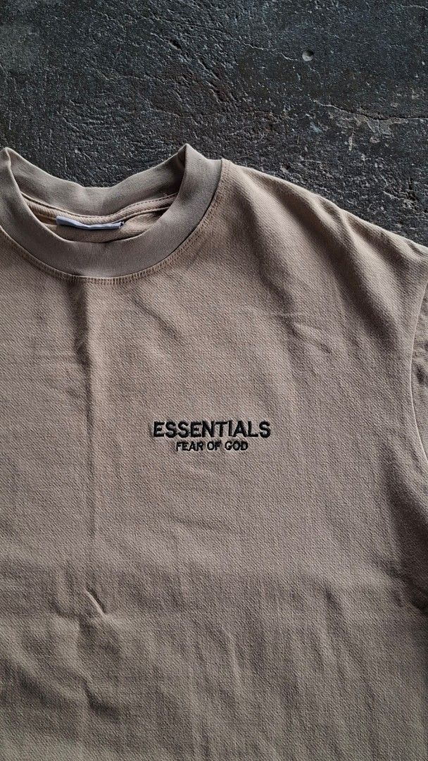 BEIGE Essentials Fear of God T-shirt (Category: Tshirts & Polo Shirts ) located in Malabon City. Submitted by tamangdeclutter (Listing ID 1408389250, Image 2). Description: - Essentials Fear of God T-shirt - Features the brand logo (front and back) - Classic crew neck DECLUTTERING kesa pamigay enge nalang ako extra funds presyong ukay lang yaa.