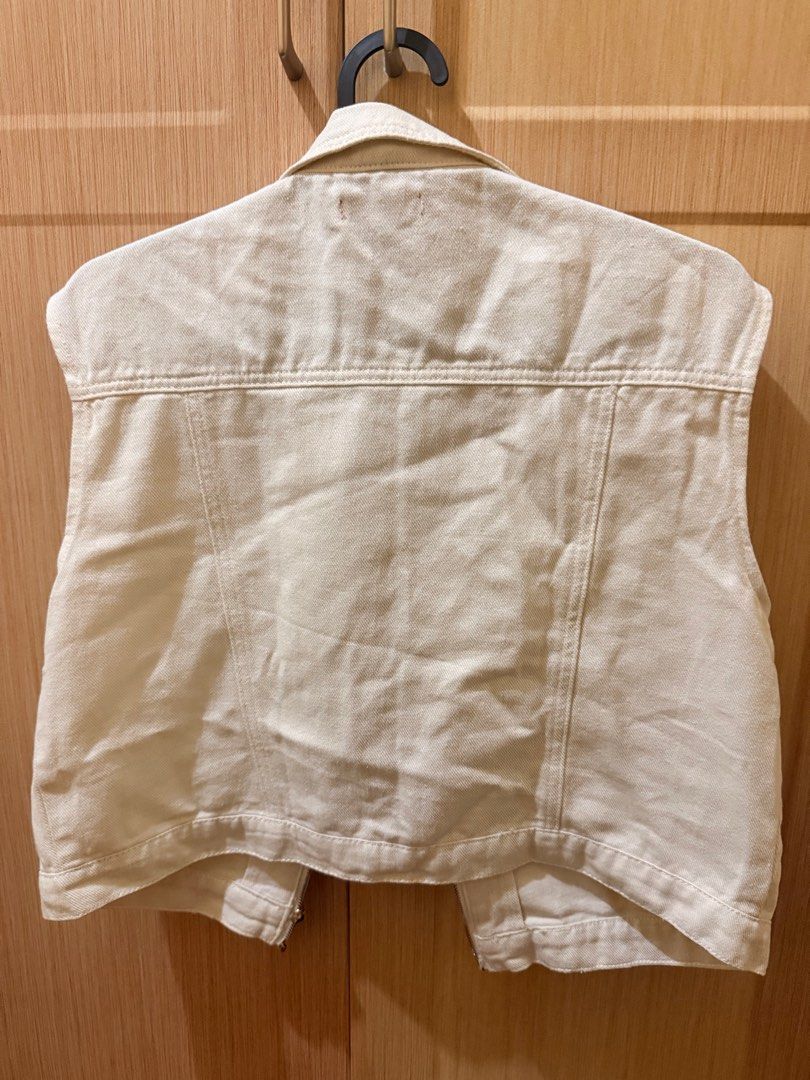 Bench White Denim Vest - Large (Category: Vests) located in Manila. Submitted by bblenshop (Listing ID 1408476376, Image 2). Description: - Bench white denim vest - Size: Large - Features: - Zip closure - Two front pockets - Classic collar - Sleeveless design - Tailored fit.