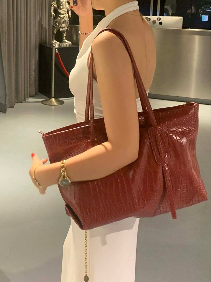 Burgundy Crocodile-Embossed Tote Bag (Category: Tote Bags) located in Muntinlupa City. Submitted by stefdeclutters (Listing ID 1408467357, Image 2). Description: PRE-LOVED Maroon tote bag Condition: Still Good since I only used it once Issue: hindi masarado yung zipper, can be fixed tho. MOP:GCASH MOD: LBC or LALAMOVE ⋆౨ৎ˚⟡˖ ࣪ .