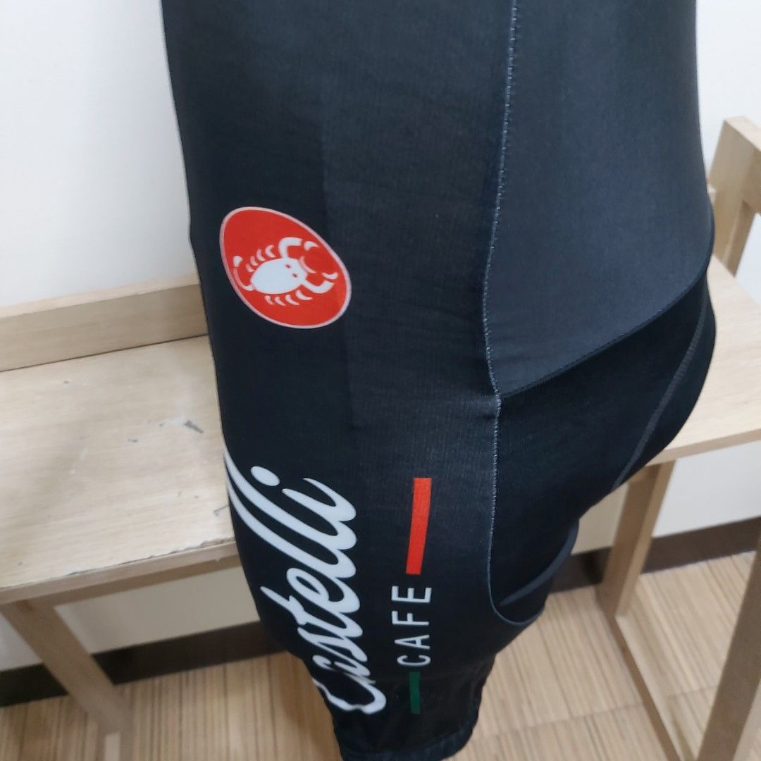 Castelli Cycling Bib Shorts (Category: Activewear) located in Muntinlupa City. Submitted by rigoutmafia (Listing ID 1408446340, Image 2). Description: - Castelli cycling bib shorts - White upper section - Black shorts - Castelli logo on the side - Red, white, and green stripe design - Designed for cycling comfort and performance.