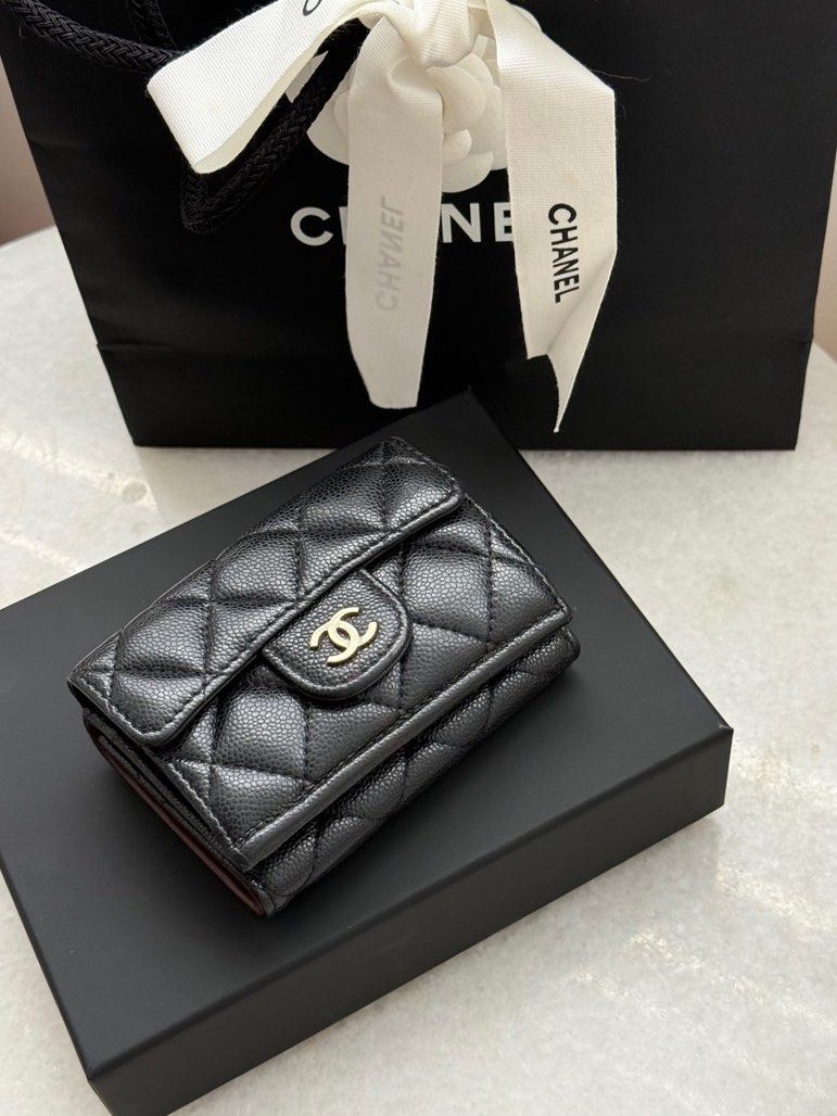 Chanel Trifold Classic Small Wallet Gold Hardware (Category: Luxury Bags & Wallets) located in Quezon City. Submitted by shopkimi (Listing ID 1408320990, Image 1). Description: Purchased 12/2023 :) FREE SHIPPING Caviar Leather + Gold Hardware NO LOW OFFERS automatic declined - 8.5/10 condition with signs of usage and slight flaw (corner small still intact) - WHAT YOU SEE IS WHAT YOU GET manage expectations but durable since this is (Soft )Caviar 