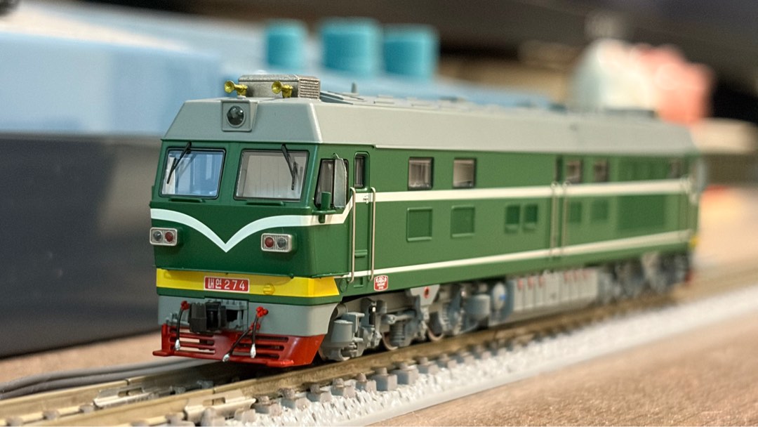 長嗚DF4C-274 援助朝鮮+ 微景朝鮮鐵道郵政車, 玩具收藏品, 手辦及模型