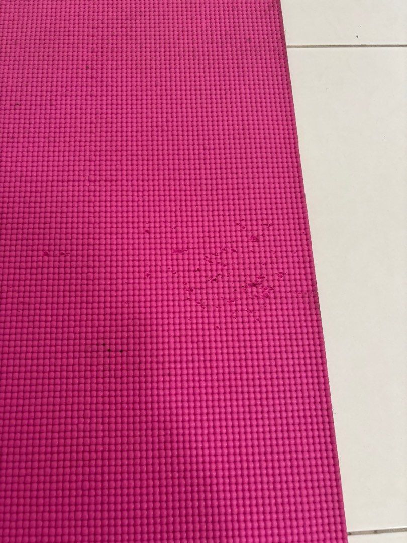 Exercise mat (Category: Exercise Mats) located in Johor Bahru. Submitted by itsdilot (Listing ID 1408405604, Image 3). Description: Ada defect sikit. Boleh refer gambar. .