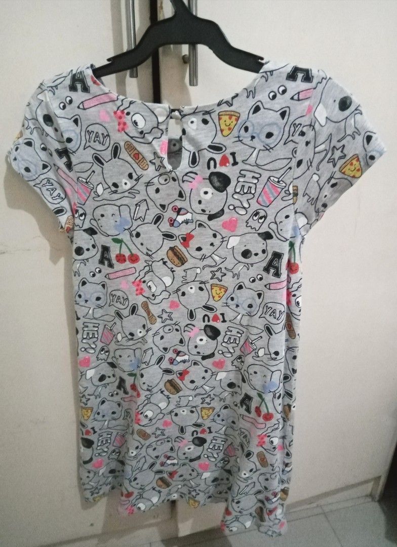 H&M Cartoon Print Dress (Category: Babies & Kids Fashion) located in Antipolo. Submitted by cone0812 (Listing ID 1408306242, Image 2). Description: - H&M dress with fun cartoon print - Gray color - Round neckline and short sleeves - Size: EUR 122/128 (fits 6-8 years) - Features a playful cartoon and food pattern - Keyhole detail at the back.