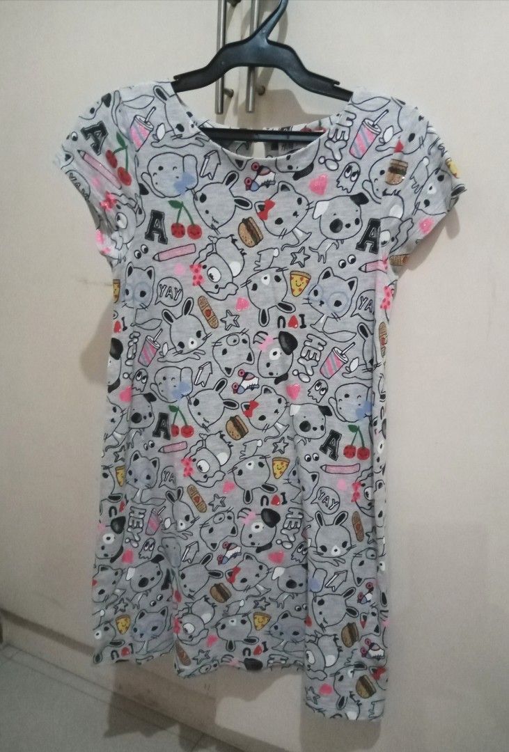 H&M Cartoon Print Dress (Category: Babies & Kids Fashion) located in Antipolo. Submitted by cone0812 (Listing ID 1408306242, Image 1). Description: - H&M dress with fun cartoon print - Gray color - Round neckline and short sleeves - Size: EUR 122/128 (fits 6-8 years) - Features a playful cartoon and food pattern - Keyhole detail at the back.