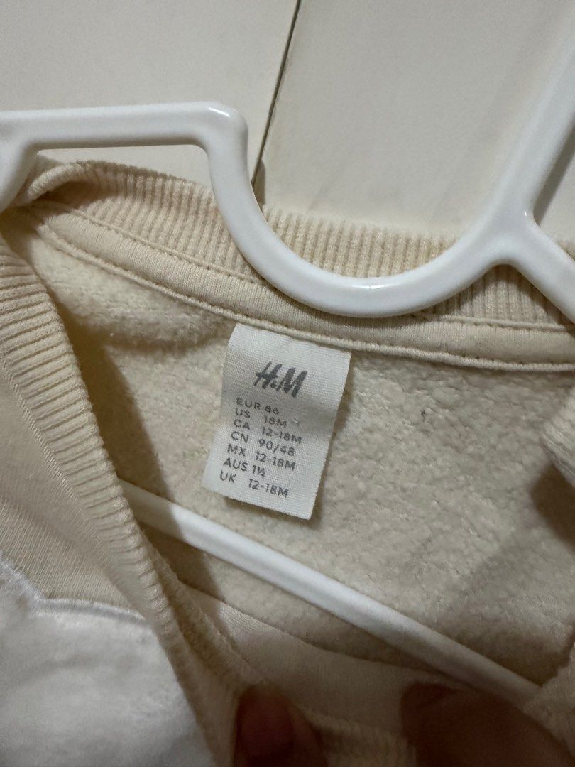 H&M Cat Sweatshirt 12-18M (Category: Babies & Kids Fashion) located in Manila. Submitted by gbfinds (Listing ID 1408325011, Image 2). Description: - H&M cat sweatshirt - Size: 12-18 months - Color: Cream - Features: Long sleeves, round neck, shoulder button - Design: Adorable cat print - Perfect for keeping your baby warm and stylish.