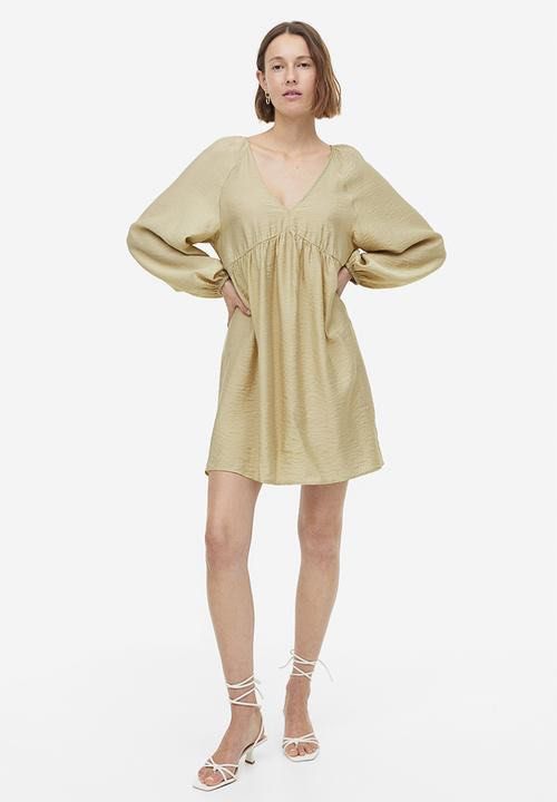 BNWT H&M Dress - Runs Big (Category: Dresses) located in San Pedro. Submitted by abby2194 (Listing ID 1408350500, Image 1). Description: - H&M Dress - Brand New With Tags (BNWT) - Size: XS (Runs Big) - Color: Light Green - Design: V-neck, Flowy Silhouette - Condition: Excellent.