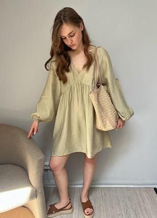 BNWT H&M Dress - Runs Big (Category: Dresses) located in San Pedro. Submitted by abby2194 (Listing ID 1408350500, Image 3). Description: - H&M Dress - Brand New With Tags (BNWT) - Size: XS (Runs Big) - Color: Light Green - Design: V-neck, Flowy Silhouette - Condition: Excellent.