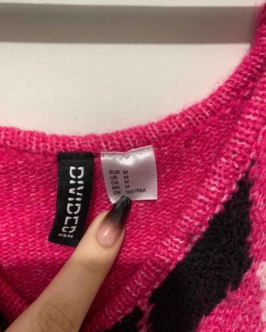 H&M Pink Argyle Knit Cardigan (Category: Coats, Jackets and Outerwear) located in Taguig. Submitted by 1015ditto (Listing ID 1408387745, Image 2). Description: - H&M pink argyle cardigan - Button-up front - V-neckline - Cropped fit - Pink, black, and white diamond pattern - Long sleeves - Tag visible .