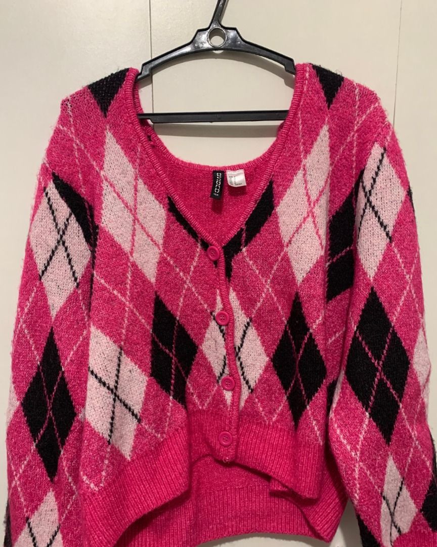 H&M Pink Argyle Knit Cardigan (Category: Coats, Jackets and Outerwear) located in Taguig. Submitted by 1015ditto (Listing ID 1408387745, Image 1). Description: - H&M pink argyle cardigan - Button-up front - V-neckline - Cropped fit - Pink, black, and white diamond pattern - Long sleeves - Tag visible .