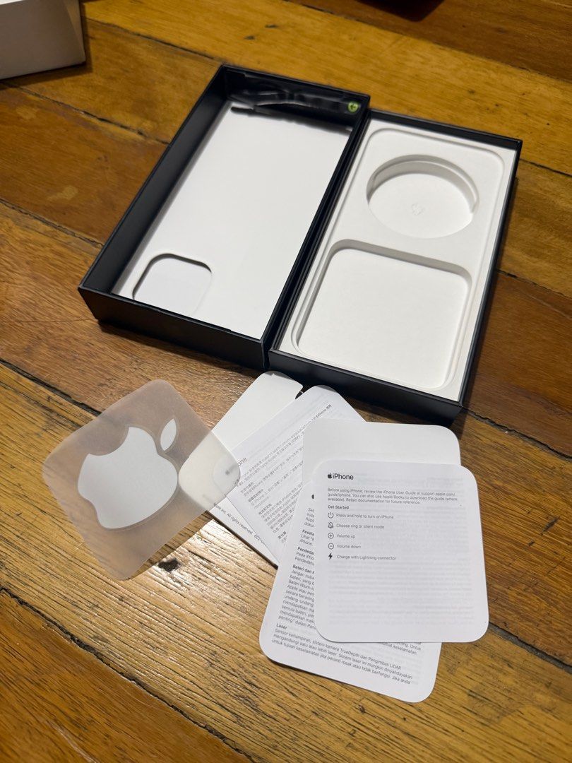 Iphone 12 Pro Max 254 GB Graphite BOX (Category: iPhone 12 Series) located in Paranaque City. Submitted by crew08 (Listing ID 1408301900, Image 2). Description: Iphone 12 Pro Max 256 GB Graphite BOX ONLY Youll get everything you see in the photos..