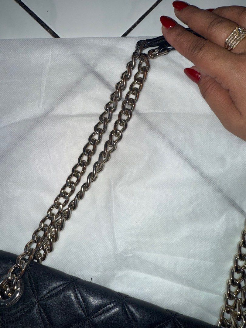 Kate Spade Black Quilted Shoulder Bag (Category: Luxury Bags & Wallets) located in Manila. Submitted by boldshark-6592 (Listing ID 1408398175, Image 3). Description: - Kate Spade shoulder bag - Black quilted design - Chain strap with leather accents - Flap closure with decorative clasp - Leather material - Diamond pattern.