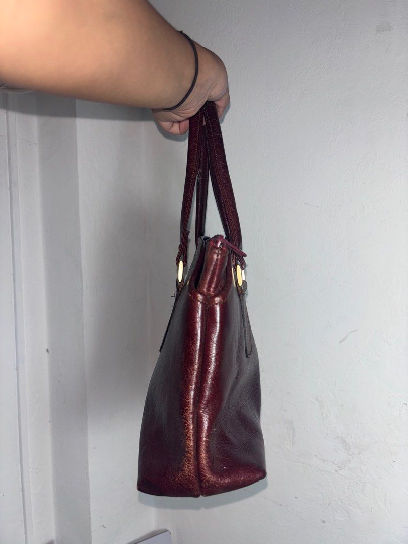 LG Burgundy Shoulder Bag (Category: Shoulder Bags) located in Caloocan City. Submitted by ___keisells (Listing ID 1408461961, Image 2). Description: Note: 1. PAYO (Pay As You Order) 2. Late payment fees: 50 php a day 3. Failure of payment will be left will a bad review and will be blocked. 4. I WILL NOT entertain slow inquiry 5. STRICTLY NO REFUND Item Size Description: Length: 36 cm Depth: 20 cm Width: 8.5 cm Issues: Leather discoloration but ca