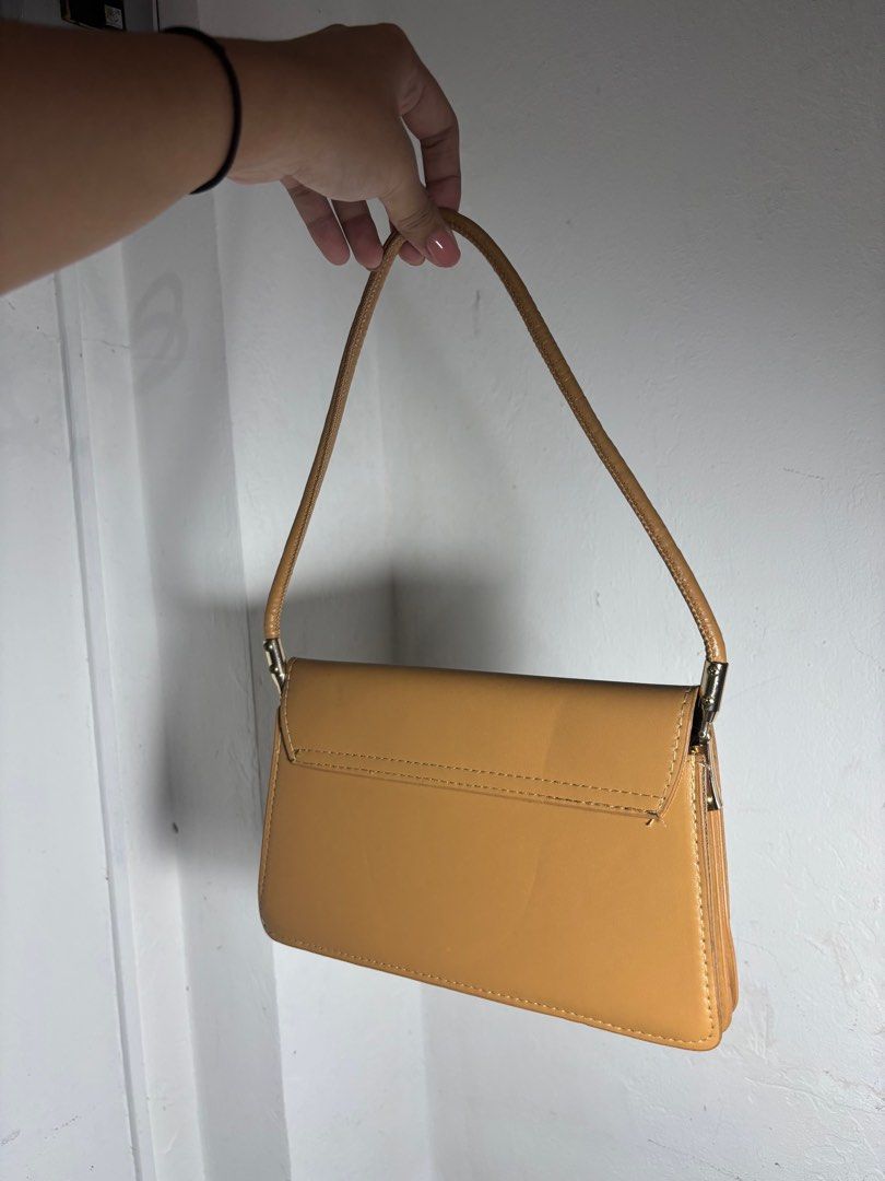 Mustard Yellow Purse Shoulder Bag (read description) (Category: Purses & Pouches) located in Caloocan City. Submitted by ___keisells (Listing ID 1408465828, Image 2). Description: Note: 1. PAYO (Pay As You Order) 2. Late payment fees: 50 php a day 3. Failure of payment will be left will a bad review and will be blocked. 4. I WILL NOT entertain slow inquiry Item Size Description: Length: 23 cm Width: 7 cm Depth: 14 cm.