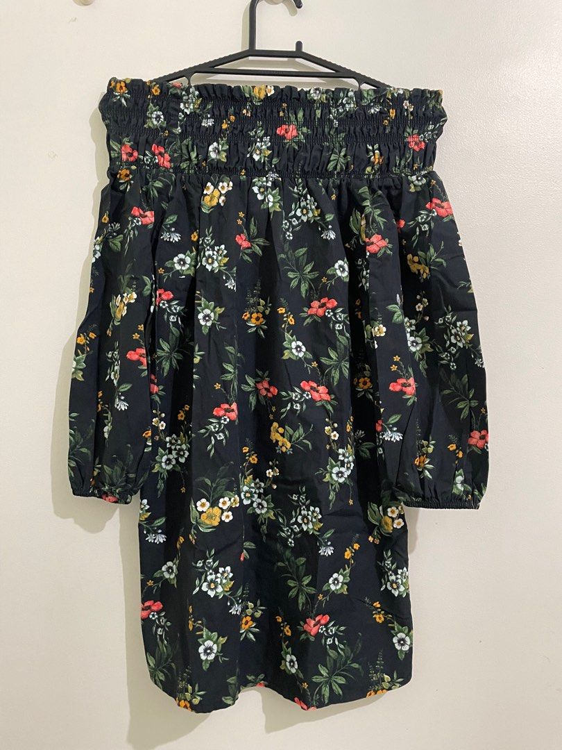 New Look Floral Off-Shoulder Top (Category: Blouses) located in Tiaong. Submitted by pengdwin (Listing ID 1408354011, Image 1). Description: - New Look off-shoulder top - Black background with floral print - Long sleeves - Smocked neckline - Size: UK 8, EUR 36, USA 4, CN 160/84A - Made in India.