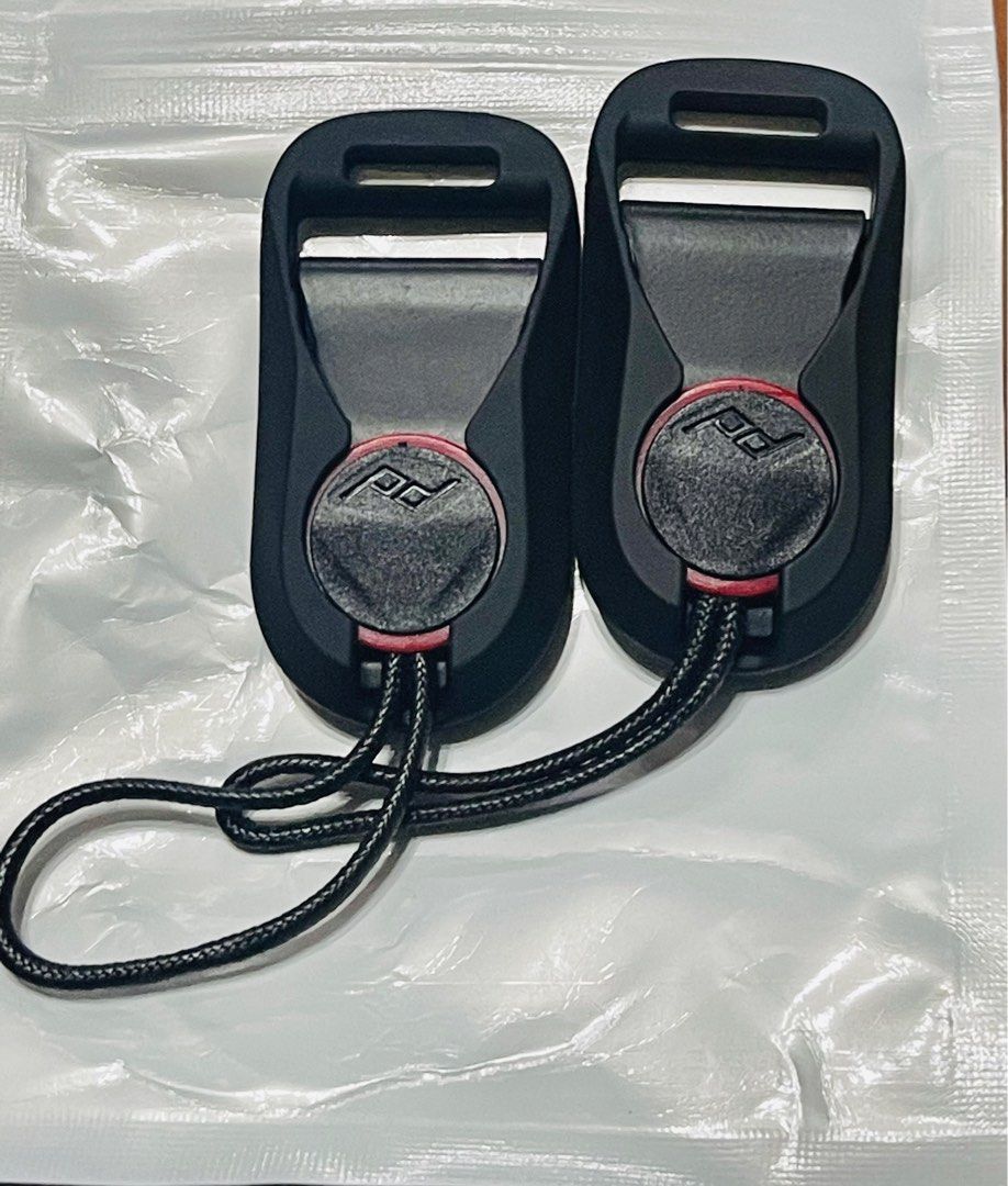 Peak Design Anchor Links (Category: Camera Bags & Carriers) located in Quezon City. Submitted by djdjdjdjdjdj (Listing ID 1408387811, Image 2). Description: - Peak Design Anchor Links - Quickly connect/disconnect camera straps - Includes two anchor links - Black with red accent - Peak Design logo.