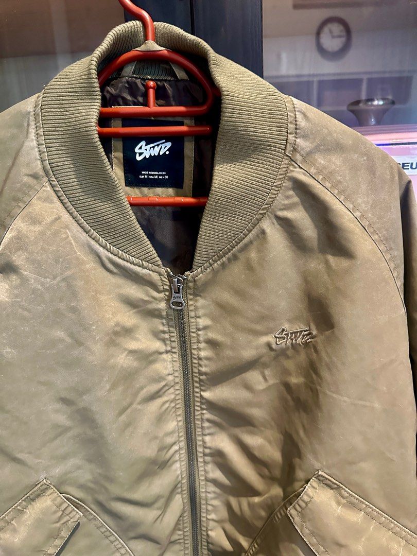 Pull & Bear Bomber Jacket (Category: Coats, Jackets and Outerwear) located in Puchong. Submitted by iamjemmy (Listing ID 1408452303, Image 3). Description: - Only use once during Aussie trip June 2024. -Condition still like new! - Olive green STND bomber jacket - Zip-up front - Two front pockets and a sleeve pocket - Ribbed collar, cuffs, and hem - Embroidered STND logo - Comfortable fit - Perfect for layering.