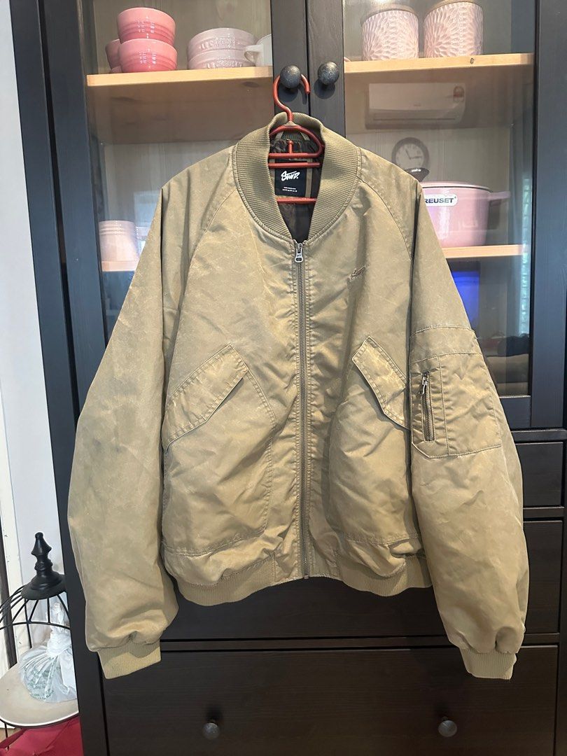 Pull & Bear Bomber Jacket (Category: Coats, Jackets and Outerwear) located in Puchong. Submitted by iamjemmy (Listing ID 1408452303, Image 2). Description: - Only use once during Aussie trip June 2024. -Condition still like new! - Olive green STND bomber jacket - Zip-up front - Two front pockets and a sleeve pocket - Ribbed collar, cuffs, and hem - Embroidered STND logo - Comfortable fit - Perfect for layering.
