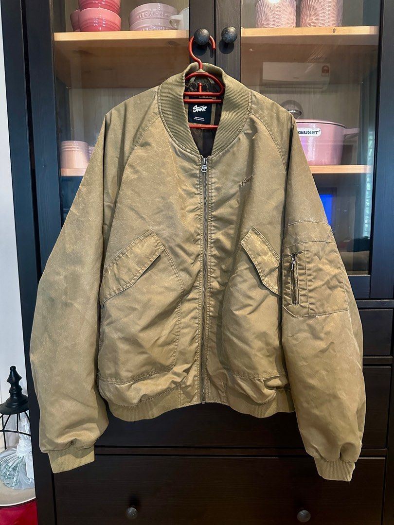 Pull & Bear Bomber Jacket (Category: Coats, Jackets and Outerwear) located in Puchong. Submitted by iamjemmy (Listing ID 1408452303, Image 1). Description: - Only use once during Aussie trip June 2024. -Condition still like new! - Olive green STND bomber jacket - Zip-up front - Two front pockets and a sleeve pocket - Ribbed collar, cuffs, and hem - Embroidered STND logo - Comfortable fit - Perfect for layering.