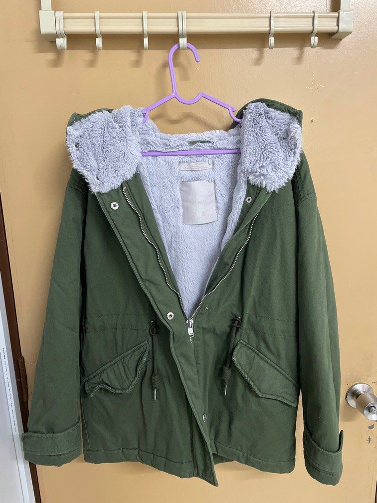 Pull&Bear Jacket (Category: Coats, Jackets and Outerwear) located in Batu Pahat. Submitted by yeeeee123 (Listing ID 1408316597, Image 1). Description: Can fit M .