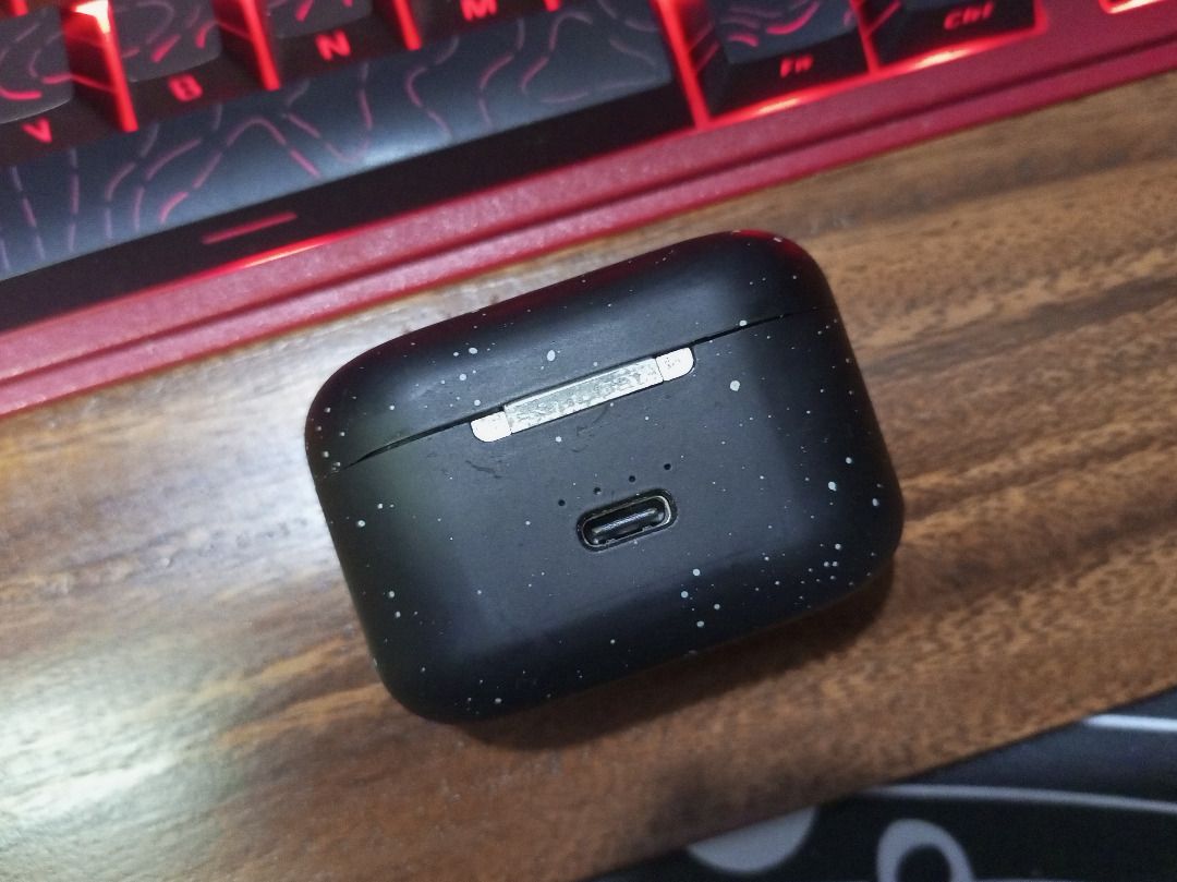 Sabbat X12 Ultra wireless earbuds (CHARGING CASE ONLY) (Category: Earphones) located in Quezon City. Submitted by vinzrandompick (Listing ID 1408415210, Image 2). Description: - charging case ng Sabbat X12 Ultra (snow white?) - purchased last 2022 - IMPORTANT: CHARGING CASE LANG BINEBENTA - yung earbuds dyan, sira physically tanggal yung takip magkabila - isasama ko na lang din, kayo na po mag-dispose or baka magamit niyo pa yung parts - WAG PO M